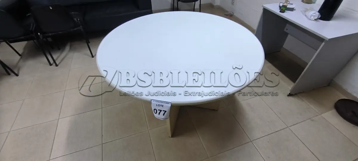 LOTE 077 - 01 MESA REDONDA EM MADEIRA NA COR BRANCA. (NO ESTADO) ATENÇÃO! FAZER A VISITAÇÃO ANTES DE ARREMATAR, NÃO SABEMOS SE FUNCIONA, LEILÃO NÃO TEM GARANTIA E NEM DEVOLUÇÃO, SUJEITO A POSSÍVEIS AVARIAS VISÍVEIS/OCULTAS E/OU AUSÊNCIA DE COMPONENTES.