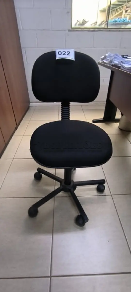 LOTE 022 - 01 CADEIRA GIRATÓRIA PARA ESCRITÓRIO. (NO ESTADO) ATENÇÃO! FAZER A VISITAÇÃO ANTES DE ARREMATAR, NÃO SABEMOS SE FUNCIONA, LEILÃO NÃO TEM GARANTIA E NEM DEVOLUÇÃO, SUJEITO A POSSÍVEIS AVARIAS VISÍVEIS/OCULTAS E/OU AUSÊNCIA DE COMPONENTES.