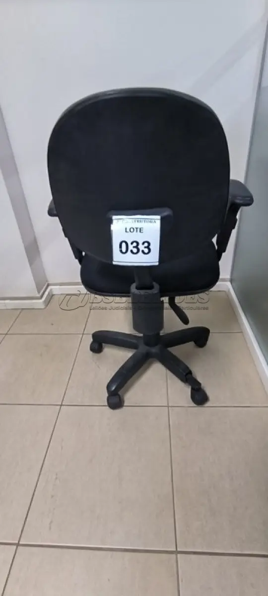 LOTE 033 - 01 CADEIRA GIRATÓRIA PARA ESCRITÓRIO.COM BRAÇO (NO ESTADO) ATENÇÃO! FAZER A VISITAÇÃO ANTES DE ARREMATAR, NÃO SABEMOS SE FUNCIONA, LEILÃO NÃO TEM GARANTIA E NEM DEVOLUÇÃO, SUJEITO A POSSÍVEIS AVARIAS VISÍVEIS/OCULTAS E/OU AUSÊNCIA DE COMPONENTES.