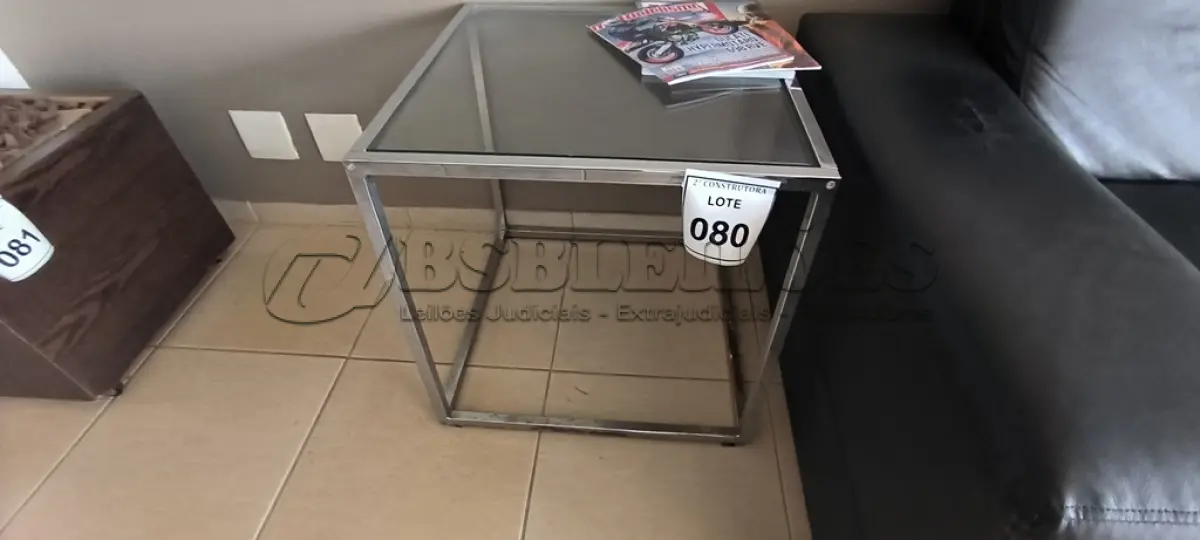 LOTE 080 - 01 MESA DE CENTRO CROMADA COM VIDRO. (NO ESTADO) ATENÇÃO! FAZER A VISITAÇÃO ANTES DE ARREMATAR, NÃO SABEMOS SE FUNCIONA, LEILÃO NÃO TEM GARANTIA E NEM DEVOLUÇÃO, SUJEITO A POSSÍVEIS AVARIAS VISÍVEIS/OCULTAS E/OU AUSÊNCIA DE COMPONENTES.