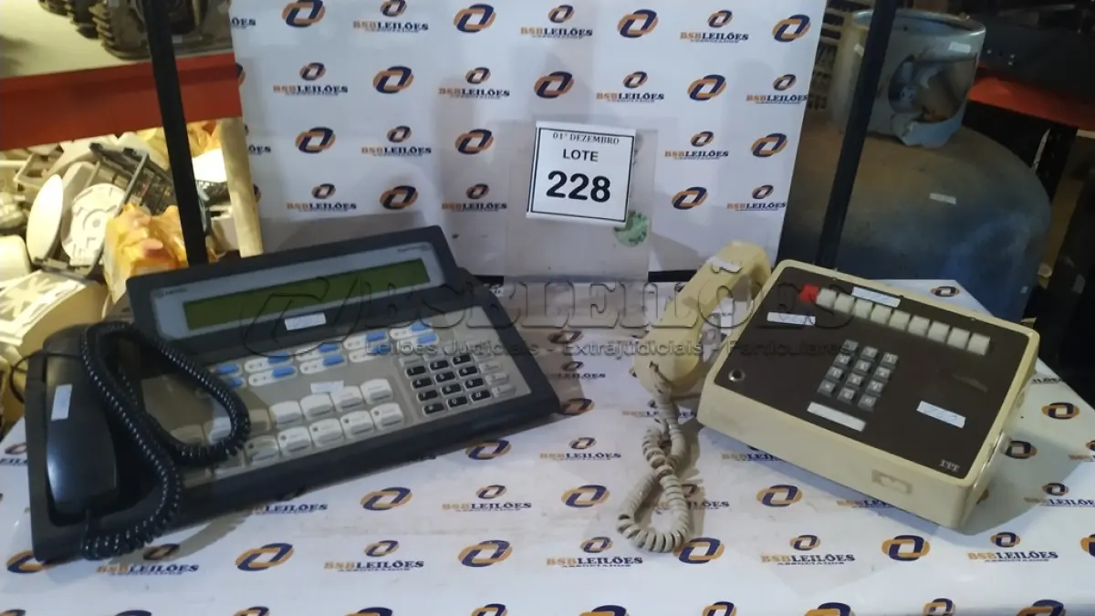 LOTE 228 - 01 TERMINAL DE OPERADORA TELEFÔNICA E 01 TELEFONE COMERCIAL MULTILINHA ITT. (NO ESTADO) ATENÇÃO! FAZER A VISITAÇÃO ANTES DE ARREMATAR, NÃO SABEMOS SE FUNCIONA, LEILÃO NÃO TEM GARANTIA E NEM DEVOLUÇÃO, SUJEITO A POSSÍVEIS AVARIAS VISÍVEIS/OCULTAS E/OU AUSÊNCIA DE COMPONENTES.