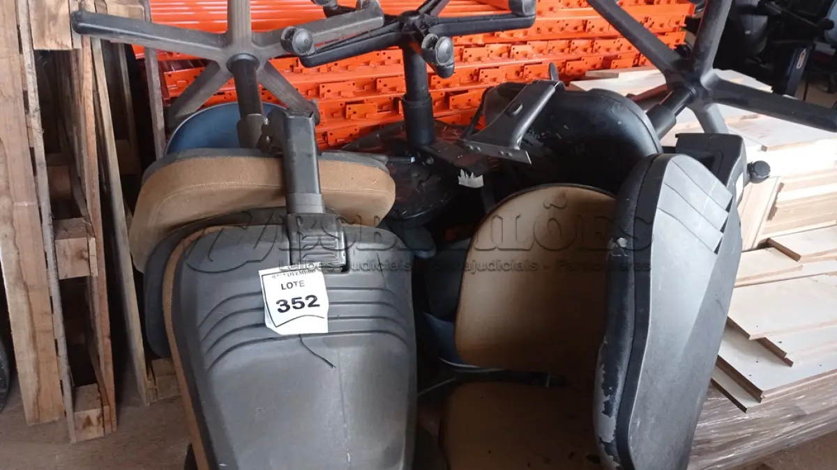 LOTE 352 - 01 LOTE COM VÁRIAS CADEIRAS DE ESCRITÓRIO PARA RETIRADA DE PEÇAS. (NO ESTADO) ATENÇÃO! FAZER A VISITAÇÃO ANTES DE ARREMATAR, NÃO SABEMOS SE FUNCIONA, LEILÃO NÃO TEM GARANTIA E NEM DEVOLUÇÃO, SUJEITO A POSSÍVEIS AVARIAS VISÍVEIS/OCULTAS E/OU AUSÊNCIA DE COMPONENTES.