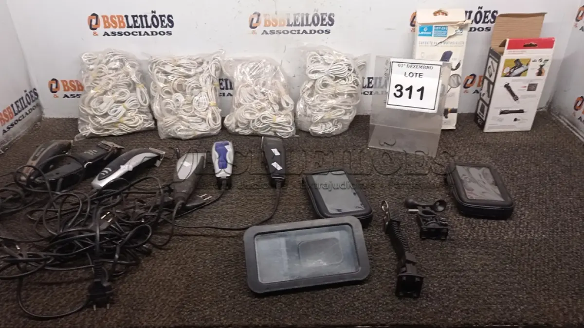 LOTE 311 - 01 LOTE COM VÁRIAS MÁQUINAS DE CORTAR CABELO, GRANDE QUANTIDADE DE CABO PARA CARREGAR CELULAR E 02 SUPORTES PARA CELULAR. (NO ESTADO) ATENÇÃO! FAZER A VISITAÇÃO ANTES DE ARREMATAR, NÃO SABEMOS SE FUNCIONA, LEILÃO NÃO TEM GARANTIA E NEM DEVOLUÇÃO, SUJEITO A POSSÍVEIS AVARIAS VISÍVEIS/OCULTAS E/OU AUSÊNCIA DE COMPONENTES.