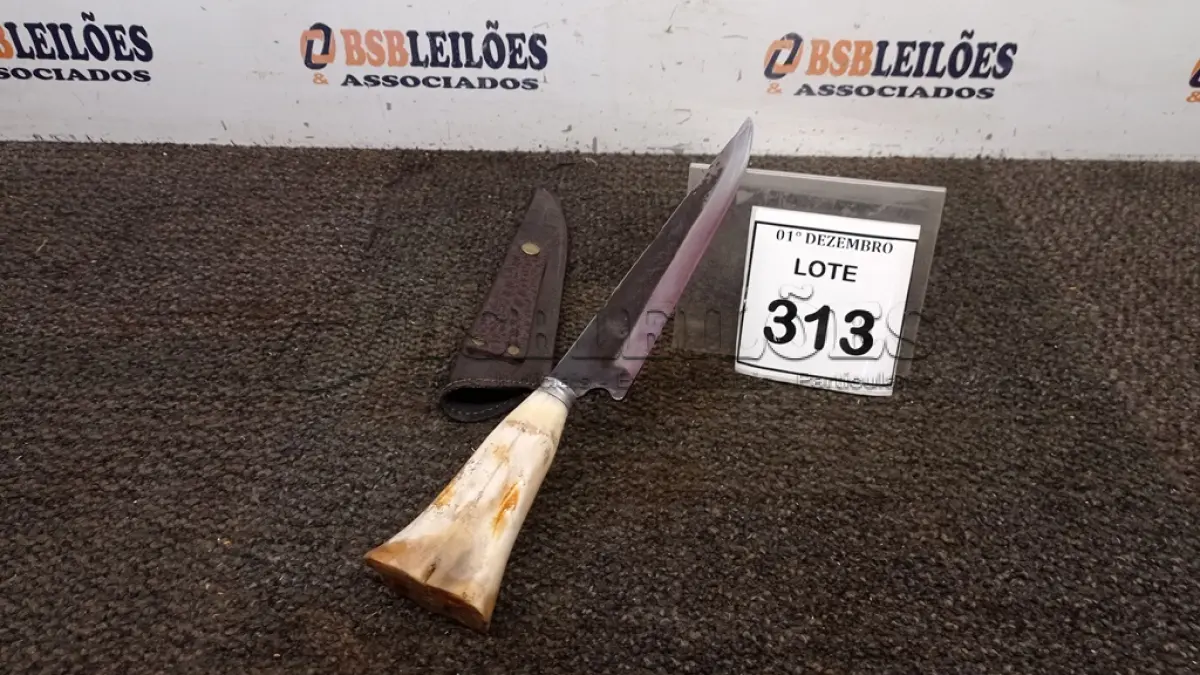 LOTE 313 - 01 FACA ARTESANAL COM CABO DE OSSO DE 39CM EM AÇO CARBONO. (NO ESTADO) ATENÇÃO! FAZER A VISITAÇÃO ANTES DE ARREMATAR, NÃO SABEMOS SE FUNCIONA, LEILÃO NÃO TEM GARANTIA E NEM DEVOLUÇÃO, SUJEITO A POSSÍVEIS AVARIAS VISÍVEIS/OCULTAS E/OU AUSÊNCIA DE COMPONENTES.