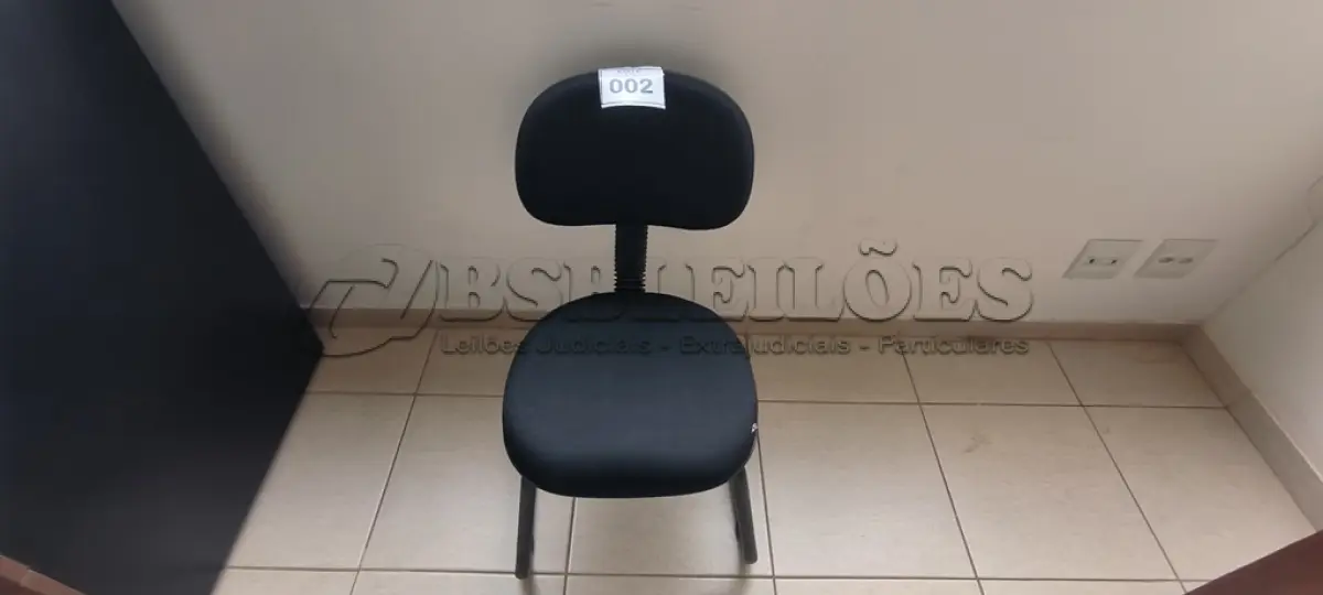LOTE 002 - 01 CADEIRA FIXA PARA ESCRITÓRIO. (NO ESTADO) ATENÇÃO! FAZER A VISITAÇÃO ANTES DE ARREMATAR, NÃO SABEMOS SE FUNCIONA, LEILÃO NÃO TEM GARANTIA E NEM DEVOLUÇÃO, SUJEITO A POSSÍVEIS AVARIAS VISÍVEIS/OCULTAS E/OU AUSÊNCIA DE COMPONENTES.