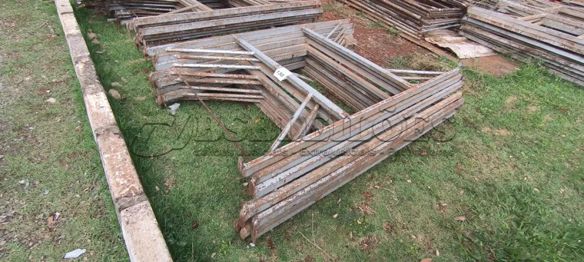 LOTE 130 - 10 MESAS DE FERRO PARA ANDAIMES. (NO ESTADO) ATENÇÃO! FAZER A VISITAÇÃO ANTES DE ARREMATAR, NÃO SABEMOS SE FUNCIONA, LEILÃO NÃO TEM GARANTIA E NEM DEVOLUÇÃO, SUJEITO A POSSÍVEIS AVARIAS VISÍVEIS/OCULTAS E/OU AUSÊNCIA DE COMPONENTES.