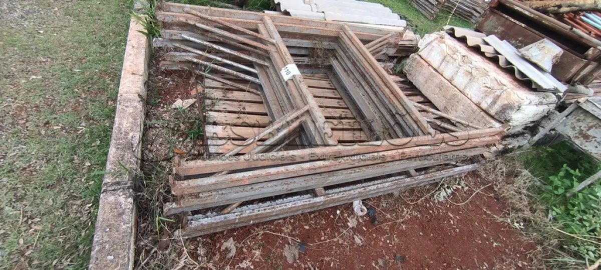 LOTE 110 - 10 MESAS DE FERRO PARA ANDAIMES. (NO ESTADO) ATENÇÃO! FAZER A VISITAÇÃO ANTES DE ARREMATAR, NÃO SABEMOS SE FUNCIONA, LEILÃO NÃO TEM GARANTIA E NEM DEVOLUÇÃO, SUJEITO A POSSÍVEIS AVARIAS VISÍVEIS/OCULTAS E/OU AUSÊNCIA DE COMPONENTES.
