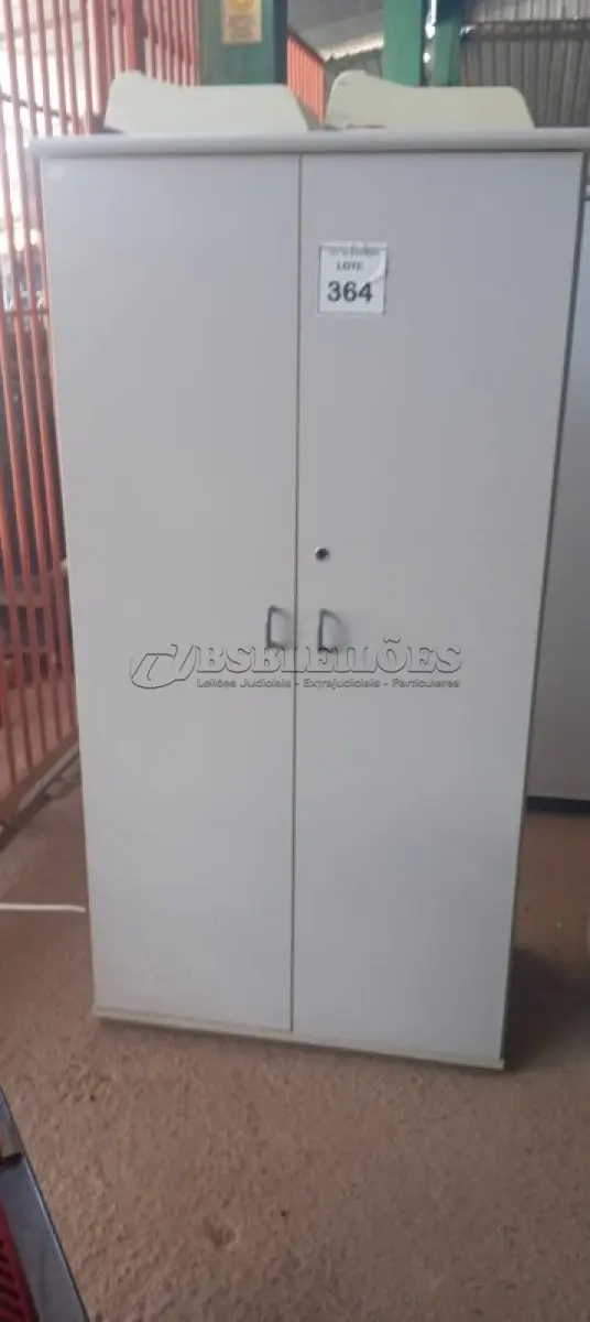 LOTE 364 - 01 ARMÁRIO ALTO PARA ESCRITÓRIO COM 03 COMPARTIMENTOS. (NO ESTADO) ATENÇÃO! FAZER A VISITAÇÃO ANTES DE ARREMATAR, NÃO SABEMOS SE FUNCIONA, LEILÃO NÃO TEM GARANTIA E NEM DEVOLUÇÃO, SUJEITO A POSSÍVEIS AVARIAS VISÍVEIS/OCULTAS E/OU AUSÊNCIA DE COMPONENTES.