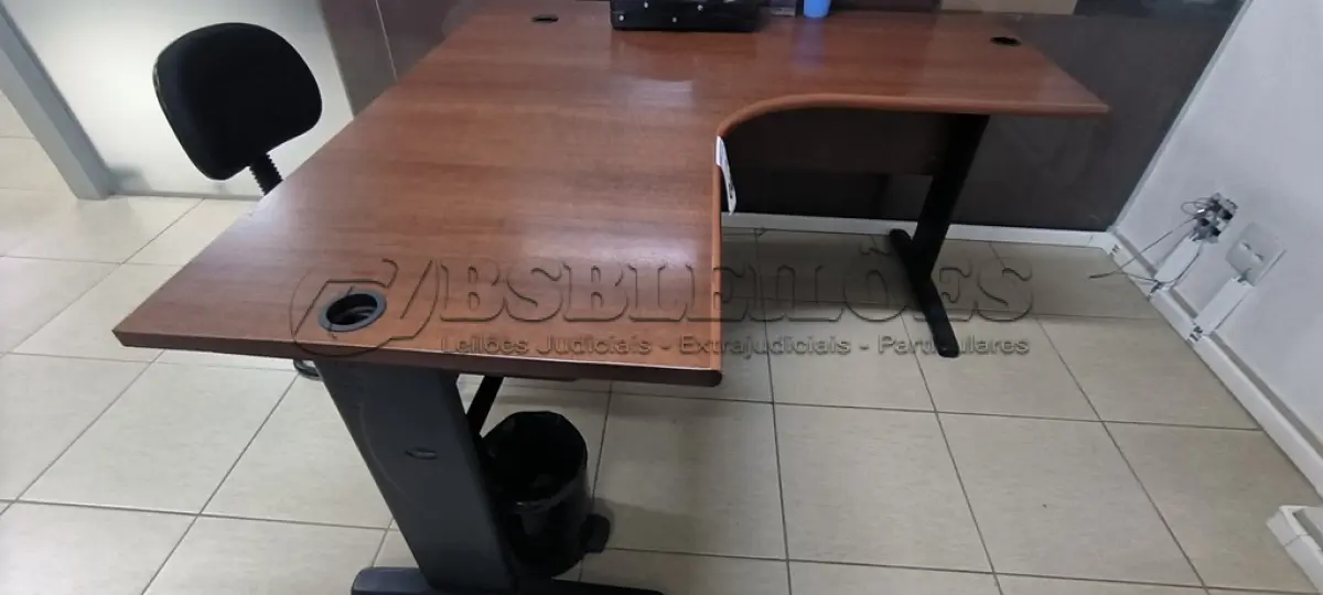 LOTE 049 - 01 MESA DE CANTO EM MADEIRA NA COR MARROM. (NO ESTADO) ATENÇÃO! FAZER A VISITAÇÃO ANTES DE ARREMATAR, NÃO SABEMOS SE FUNCIONA, LEILÃO NÃO TEM GARANTIA E NEM DEVOLUÇÃO, SUJEITO A POSSÍVEIS AVARIAS VISÍVEIS/OCULTAS E/OU AUSÊNCIA DE COMPONENTES.