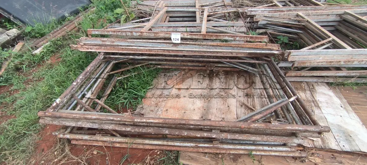 LOTE 124 - 06 ANDAIMES COM 10 MESAS DE FERRO PARA ANDAIMES. (NO ESTADO) ATENÇÃO! FAZER A VISITAÇÃO ANTES DE ARREMATAR, NÃO SABEMOS SE FUNCIONA, LEILÃO NÃO TEM GARANTIA E NEM DEVOLUÇÃO, SUJEITO A POSSÍVEIS AVARIAS VISÍVEIS/OCULTAS E/OU AUSÊNCIA DE COMPONENTES.