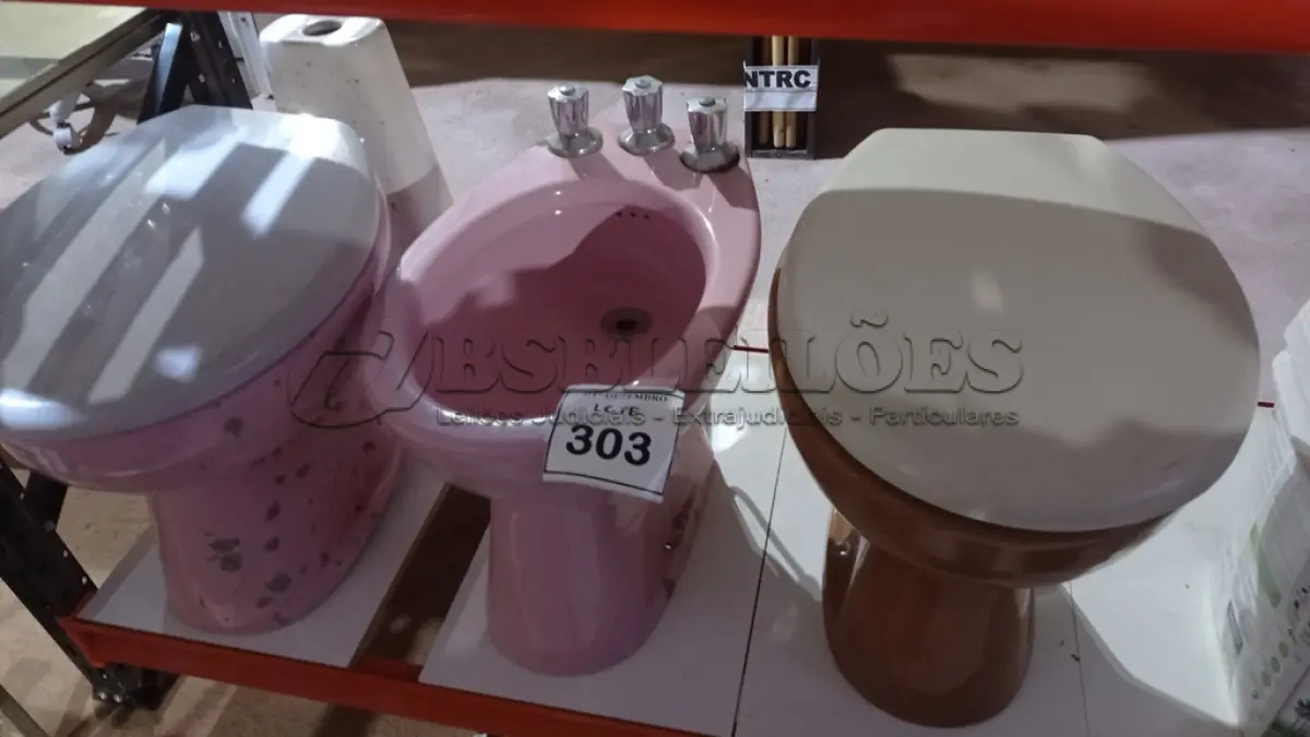 LOTE 303 - 02 VASOS SANITÁRIOS, 01 BIDÊ 01 SABONETEIRA DE EMBUTIR E 01 COLUNA DE PIA. (NO ESTADO) ATENÇÃO! FAZER A VISITAÇÃO ANTES DE ARREMATAR, NÃO SABEMOS SE FUNCIONA, LEILÃO NÃO TEM GARANTIA E NEM DEVOLUÇÃO, SUJEITO A POSSÍVEIS AVARIAS VISÍVEIS/OCULTAS E/OU AUSÊNCIA DE COMPONENTES.
