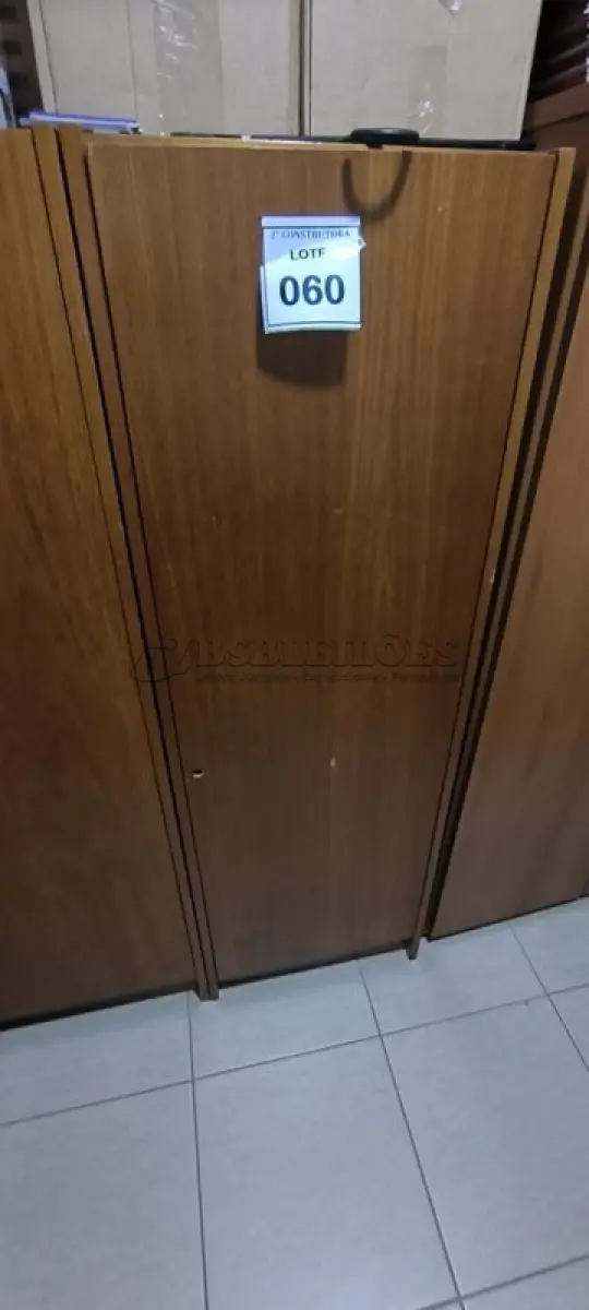 LOTE 060 - 01 ARMÁRIO EM MADEIRA COM 01 PORTA E 03 PRATELEIRAS NA COR MARROM. (NO ESTADO) ATENÇÃO! FAZER A VISITAÇÃO ANTES DE ARREMATAR, NÃO SABEMOS SE FUNCIONA, LEILÃO NÃO TEM GARANTIA E NEM DEVOLUÇÃO, SUJEITO A POSSÍVEIS AVARIAS VISÍVEIS/OCULTAS E/OU AUSÊNCIA DE COMPONENTES.