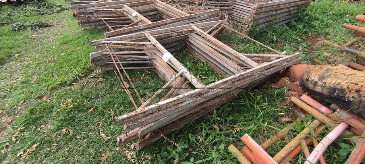 LOTE 118 - 10 MESAS DE FERRO PARA ANDAIMES. (NO ESTADO) ATENÇÃO! FAZER A VISITAÇÃO ANTES DE ARREMATAR, NÃO SABEMOS SE FUNCIONA, LEILÃO NÃO TEM GARANTIA E NEM DEVOLUÇÃO, SUJEITO A POSSÍVEIS AVARIAS VISÍVEIS/OCULTAS E/OU AUSÊNCIA DE COMPONENTES.