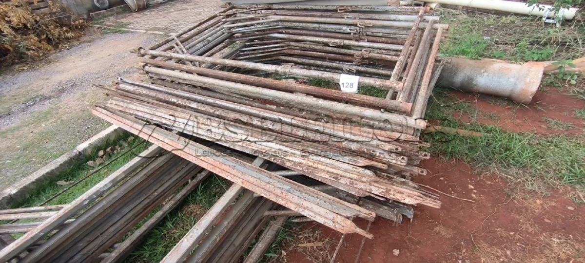 LOTE 128 - 10 ANDAIMES COM 10 MESAS DE FERRO PARA ANDAIMES. (NO ESTADO) ATENÇÃO! FAZER A VISITAÇÃO ANTES DE ARREMATAR, NÃO SABEMOS SE FUNCIONA, LEILÃO NÃO TEM GARANTIA E NEM DEVOLUÇÃO, SUJEITO A POSSÍVEIS AVARIAS VISÍVEIS/OCULTAS E/OU AUSÊNCIA DE COMPONENTES.