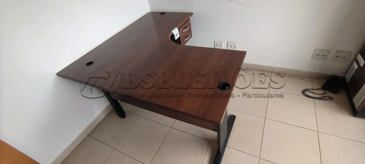 LOTE 001 - 01 MESA DE CANTO EM MADEIRA COM 02 GAVETAS NA COR MARROM PARA ESCRITÓRIO. (NO ESTADO) ATENÇÃO! FAZER A VISITAÇÃO ANTES DE ARREMATAR, NÃO SABEMOS SE FUNCIONA, LEILÃO NÃO TEM GARANTIA E NEM DEVOLUÇÃO, SUJEITO A POSSÍVEIS AVARIAS VISÍVEIS/OCULTAS E/OU AUSÊNCIA DE COMPONENTES.