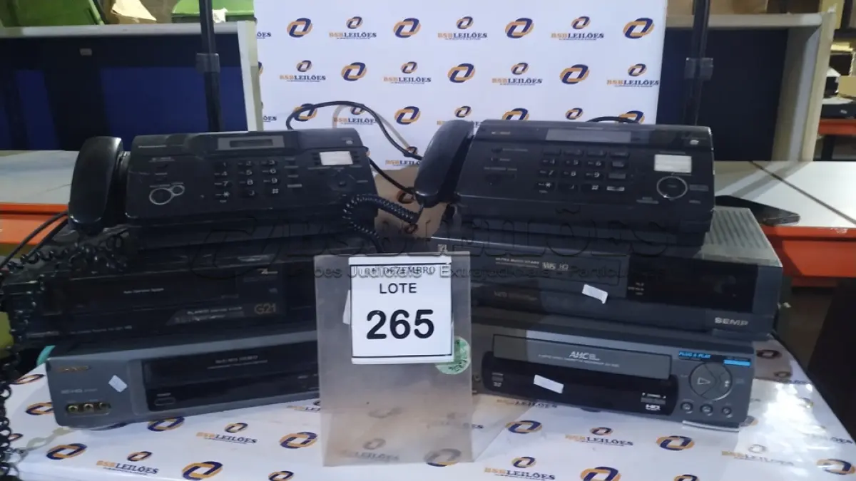 LOTE 265 - 02 APARELHOS DE FAX MARCA PANASONIC E 04 APARELHOS DE VIDO CASSETE. (NO ESTADO) ATENÇÃO! FAZER A VISITAÇÃO ANTES DE ARREMATAR, NÃO SABEMOS SE FUNCIONA, LEILÃO NÃO TEM GARANTIA E NEM DEVOLUÇÃO, SUJEITO A POSSÍVEIS AVARIAS VISÍVEIS/OCULTAS E/OU AUSÊNCIA DE COMPONENTES.