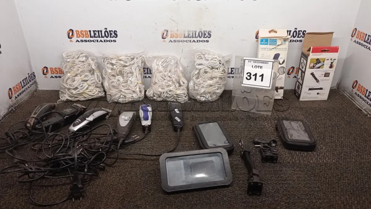 LOTE 311 - 01 LOTE COM VÁRIAS MÁQUINAS DE CORTAR CABELO, GRANDE QUANTIDADE DE CABO PARA CARREGAR CELULAR E 02 SUPORTES PARA CELULAR. (NO ESTADO) ATENÇÃO! FAZER A VISITAÇÃO ANTES DE ARREMATAR, NÃO SABEMOS SE FUNCIONA, LEILÃO NÃO TEM GARANTIA E NEM DEVOLUÇÃO, SUJEITO A POSSÍVEIS AVARIAS VISÍVEIS/OCULTAS E/OU AUSÊNCIA DE COMPONENTES.