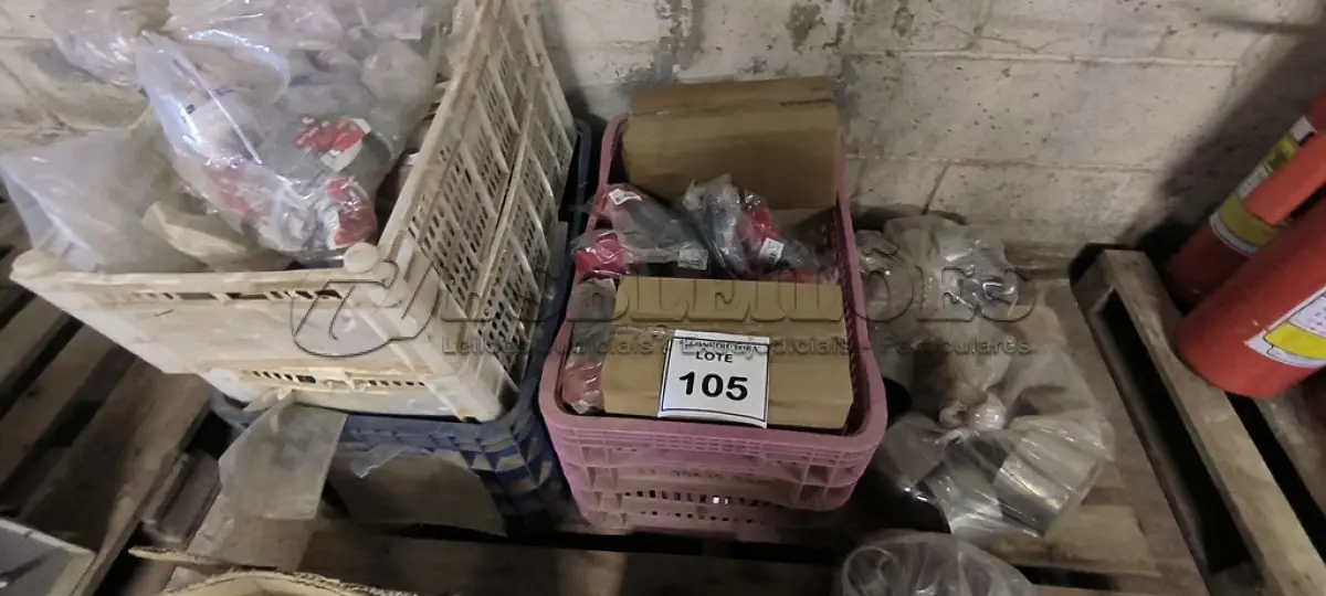 LOTE 105 - 01 LOTE COM PORCAS, ARRUELAS , LUVAS PARA ELETRODUTOS LUVAS ROSCADAS ZINCADAS, GRAMPOS PARA CONDUITES E TOMADAS INDUSTRIAIS. (NO ESTADO) ATENÇÃO! FAZER A VISITAÇÃO ANTES DE ARREMATAR, NÃO SABEMOS SE FUNCIONA, LEILÃO NÃO TEM GARANTIA E NEM DEVOLUÇÃO, SUJEITO A POSSÍVEIS AVARIAS VISÍVEIS/OCULTAS E/OU AUSÊNCIA DE COMPONENTES.