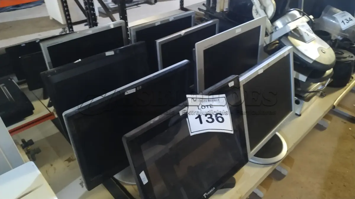 LOTE 136 - 08 MONITORES DE MARCAS E MODELOS DIVERSOS. (NO ESTADO) ATENÇÃO! FAZER A VISITAÇÃO ANTES DE ARREMATAR, NÃO SABEMOS SE FUNCIONA, LEILÃO NÃO TEM GARANTIA E NEM DEVOLUÇÃO, SUJEITO A POSSÍVEIS AVARIAS VISÍVEIS/OCULTAS E/OU AUSÊNCIA DE COMPONENTES.