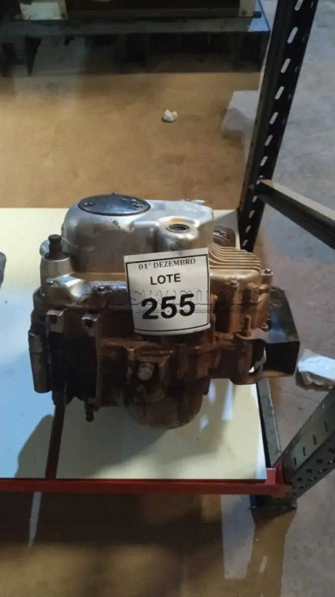 LOTE 255 - 01 MOTOR DE MOTO DAFRA. (NO ESTADO) ATENÇÃO! FAZER A VISITAÇÃO ANTES DE ARREMATAR, NÃO SABEMOS SE FUNCIONA, LEILÃO NÃO TEM GARANTIA E NEM DEVOLUÇÃO, SUJEITO A POSSÍVEIS AVARIAS VISÍVEIS/OCULTAS E/OU AUSÊNCIA DE COMPONENTES.