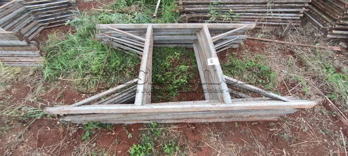 LOTE 106 - 10 MESAS DE FERRO PARA ANDAIMES. (NO ESTADO) ATENÇÃO! FAZER A VISITAÇÃO ANTES DE ARREMATAR, NÃO SABEMOS SE FUNCIONA, LEILÃO NÃO TEM GARANTIA E NEM DEVOLUÇÃO, SUJEITO A POSSÍVEIS AVARIAS VISÍVEIS/OCULTAS E/OU AUSÊNCIA DE COMPONENTES.