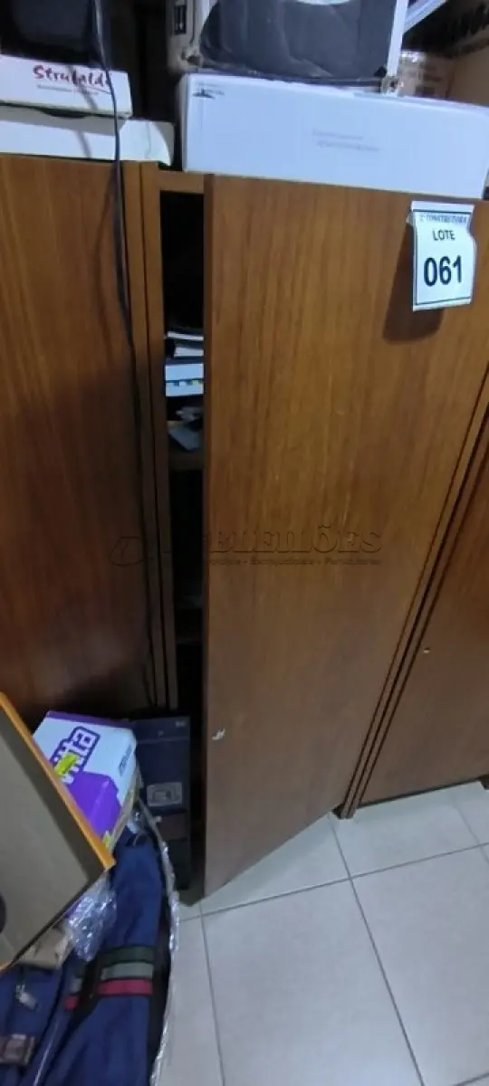 LOTE 061 - 01 ARMÁRIO EM MADEIRA COM 01 PORTA E 02 PRATELEIRAS NA COR MARROM. (NO ESTADO) ATENÇÃO! FAZER A VISITAÇÃO ANTES DE ARREMATAR, NÃO SABEMOS SE FUNCIONA, LEILÃO NÃO TEM GARANTIA E NEM DEVOLUÇÃO, SUJEITO A POSSÍVEIS AVARIAS VISÍVEIS/OCULTAS E/OU AUSÊNCIA DE COMPONENTES.