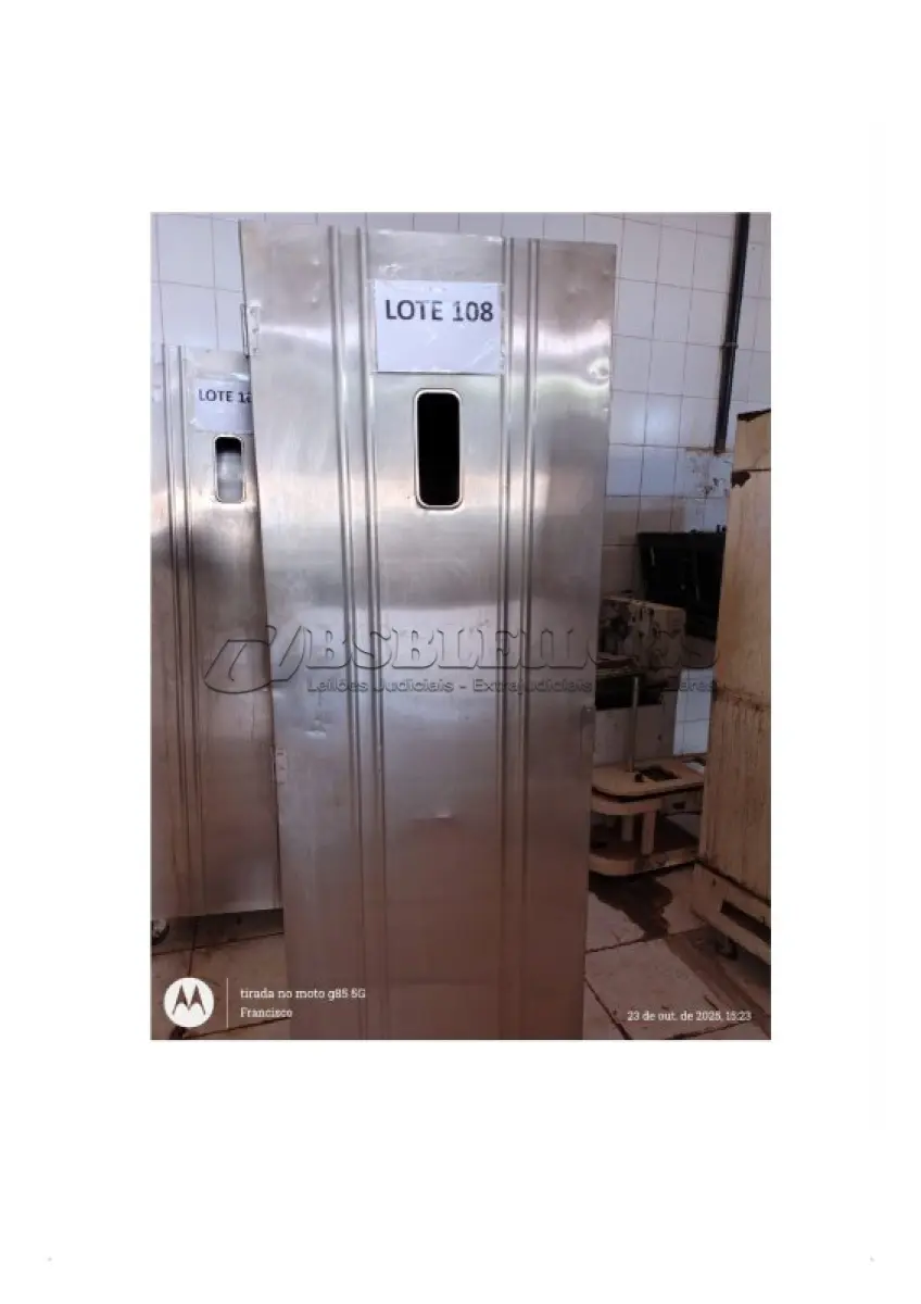 LOTE 108 - 01 ARMARIO P/ ARMAZENAR PÃO FRANCÊS, EM AÇO INOXIDAVEL, COM ROLDANAS, PORTAS COM VISOR DE VIDRO, DIMENSÕES: 180x64x74. 20 ASSADEIRAS DE 5 TIRAS EM FERRO. (NO ESTADO DE CONSERVAÇÃO QUE SE ENCONTRA)