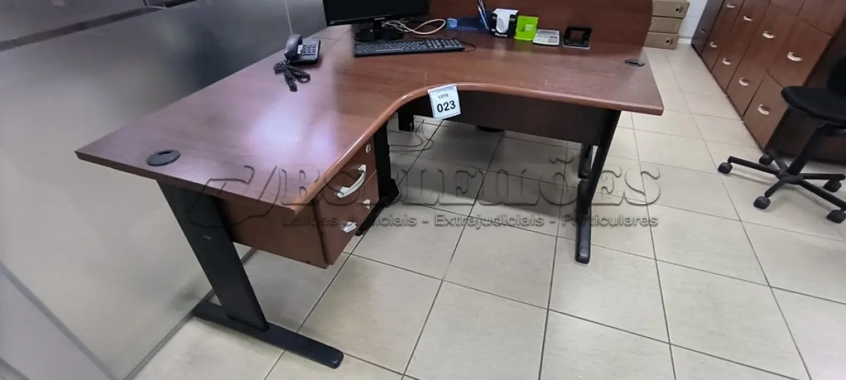 LOTE 023 - 01 MESA DE CANTO COM 02 GAVETAS NA COR MARROM. (NO ESTADO) ATENÇÃO! FAZER A VISITAÇÃO ANTES DE ARREMATAR, NÃO SABEMOS SE FUNCIONA, LEILÃO NÃO TEM GARANTIA E NEM DEVOLUÇÃO, SUJEITO A POSSÍVEIS AVARIAS VISÍVEIS/OCULTAS E/OU AUSÊNCIA DE COMPONENTES.