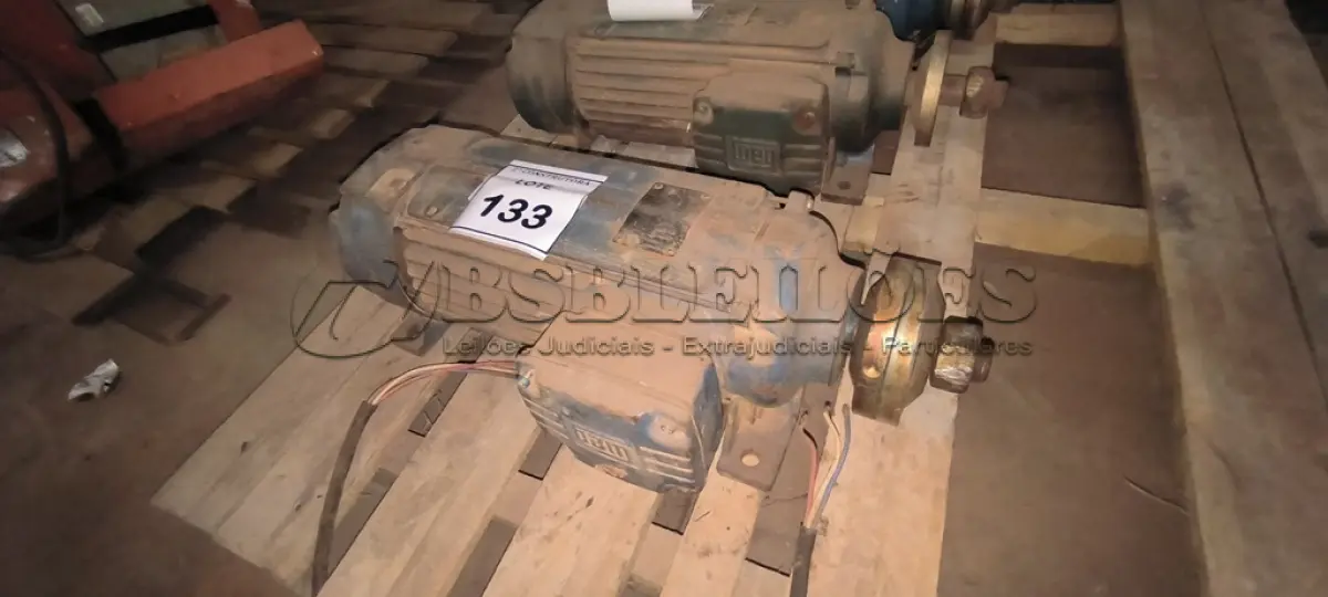 LOTE 133 - 01 MOTOR ELÉTRICO TRIFÁSICO PARA SERRA DE BANCADA. (NO ESTADO) ATENÇÃO! FAZER A VISITAÇÃO ANTES DE ARREMATAR, NÃO SABEMOS SE FUNCIONA, LEILÃO NÃO TEM GARANTIA E NEM DEVOLUÇÃO, SUJEITO A POSSÍVEIS AVARIAS VISÍVEIS/OCULTAS E/OU AUSÊNCIA DE COMPONENTES.