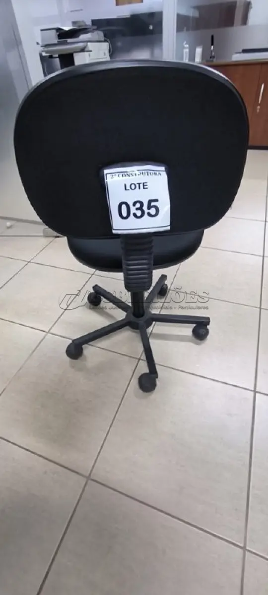 LOTE 035 - 01 CADEIRA GIRATORIA PARA ESCRITÓRIO. (NO ESTADO) ATENÇÃO! FAZER A VISITAÇÃO ANTES DE ARREMATAR, NÃO SABEMOS SE FUNCIONA, LEILÃO NÃO TEM GARANTIA E NEM DEVOLUÇÃO, SUJEITO A POSSÍVEIS AVARIAS VISÍVEIS/OCULTAS E/OU AUSÊNCIA DE COMPONENTES.