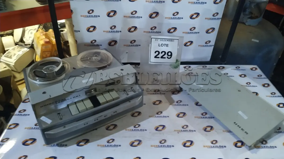 LOTE 229 - 01 GRAVADOR DE ROLO MARCA UNIVERSAL-LEHRGERAT. (NO ESTADO) ATENÇÃO! FAZER A VISITAÇÃO ANTES DE ARREMATAR, NÃO SABEMOS SE FUNCIONA, LEILÃO NÃO TEM GARANTIA E NEM DEVOLUÇÃO, SUJEITO A POSSÍVEIS AVARIAS VISÍVEIS/OCULTAS E/OU AUSÊNCIA DE COMPONENTES.
