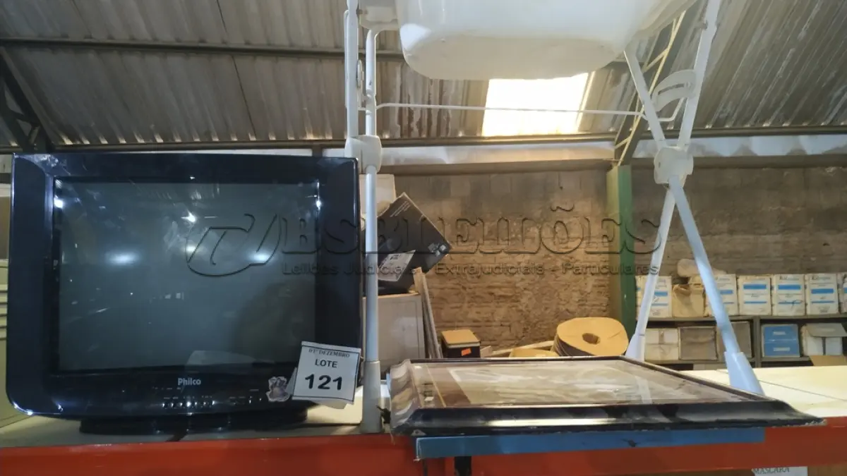 LOTE 121 - 01 TV DE TUBO MARCA PHILCO, 01 BANHEIRA DE CRIANÇA E 02 QUADROS. (NO ESTADO) ATENÇÃO! FAZER A VISITAÇÃO ANTES DE ARREMATAR, NÃO SABEMOS SE FUNCIONA, LEILÃO NÃO TEM GARANTIA E NEM DEVOLUÇÃO, SUJEITO A POSSÍVEIS AVARIAS VISÍVEIS/OCULTAS E/OU AUSÊNCIA DE COMPONENTES.