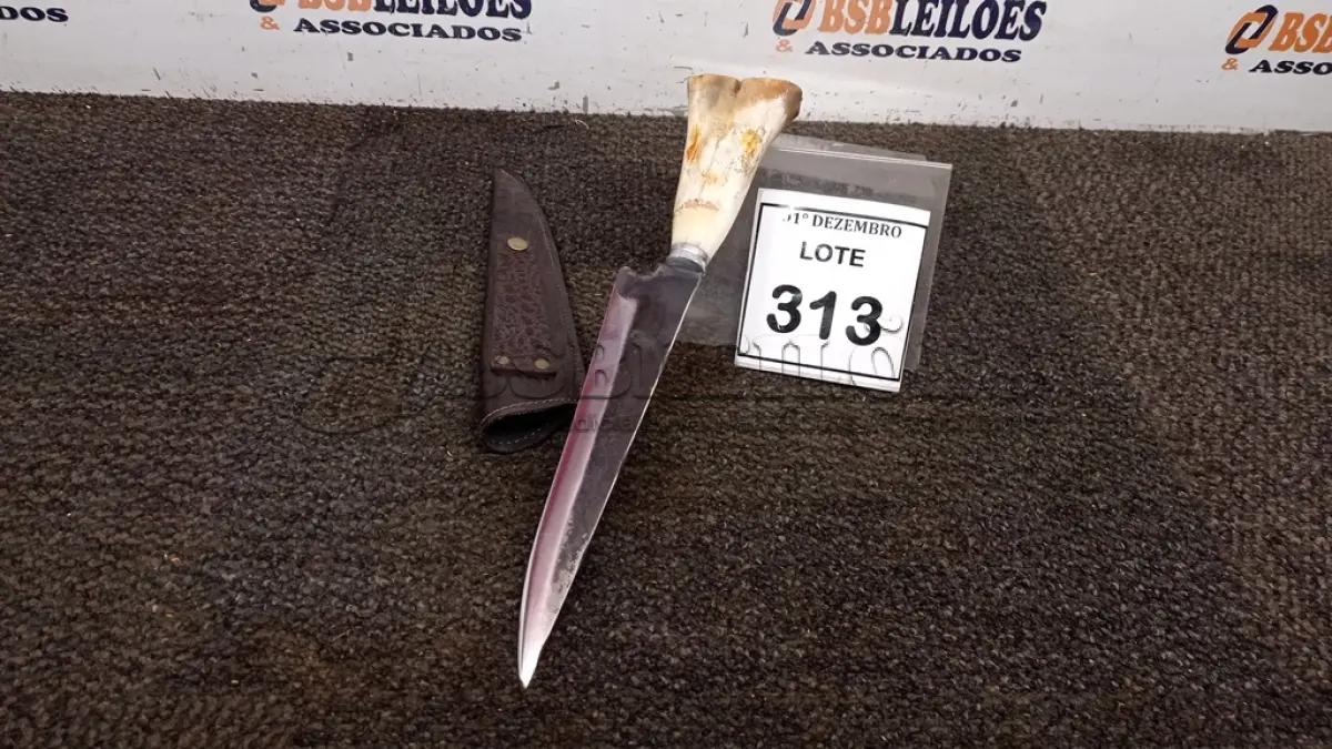 LOTE 313 - 01 FACA ARTESANAL COM CABO DE OSSO DE 39CM EM AÇO CARBONO. (NO ESTADO) ATENÇÃO! FAZER A VISITAÇÃO ANTES DE ARREMATAR, NÃO SABEMOS SE FUNCIONA, LEILÃO NÃO TEM GARANTIA E NEM DEVOLUÇÃO, SUJEITO A POSSÍVEIS AVARIAS VISÍVEIS/OCULTAS E/OU AUSÊNCIA DE COMPONENTES.
