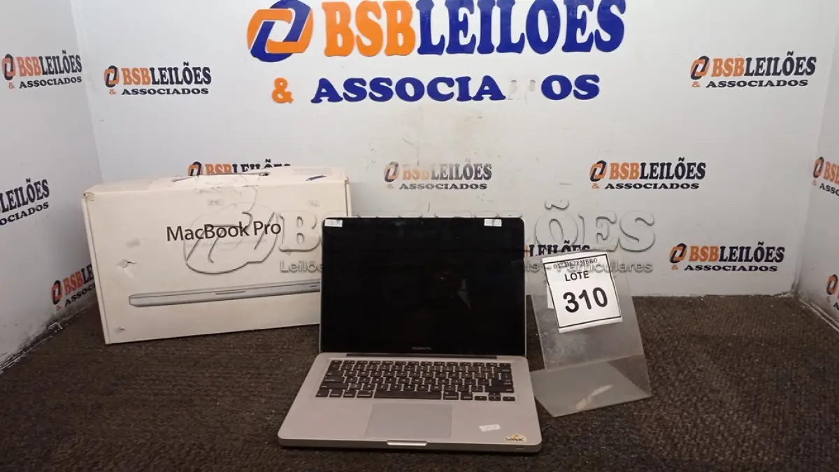 LOTE 310 - 01 MACBOOK MARCA APPLE. (NO ESTADO) ATENÇÃO! FAZER A VISITAÇÃO ANTES DE ARREMATAR, NÃO SABEMOS SE FUNCIONA, LEILÃO NÃO TEM GARANTIA E NEM DEVOLUÇÃO, SUJEITO A POSSÍVEIS AVARIAS VISÍVEIS/OCULTAS E/OU AUSÊNCIA DE COMPONENTES.