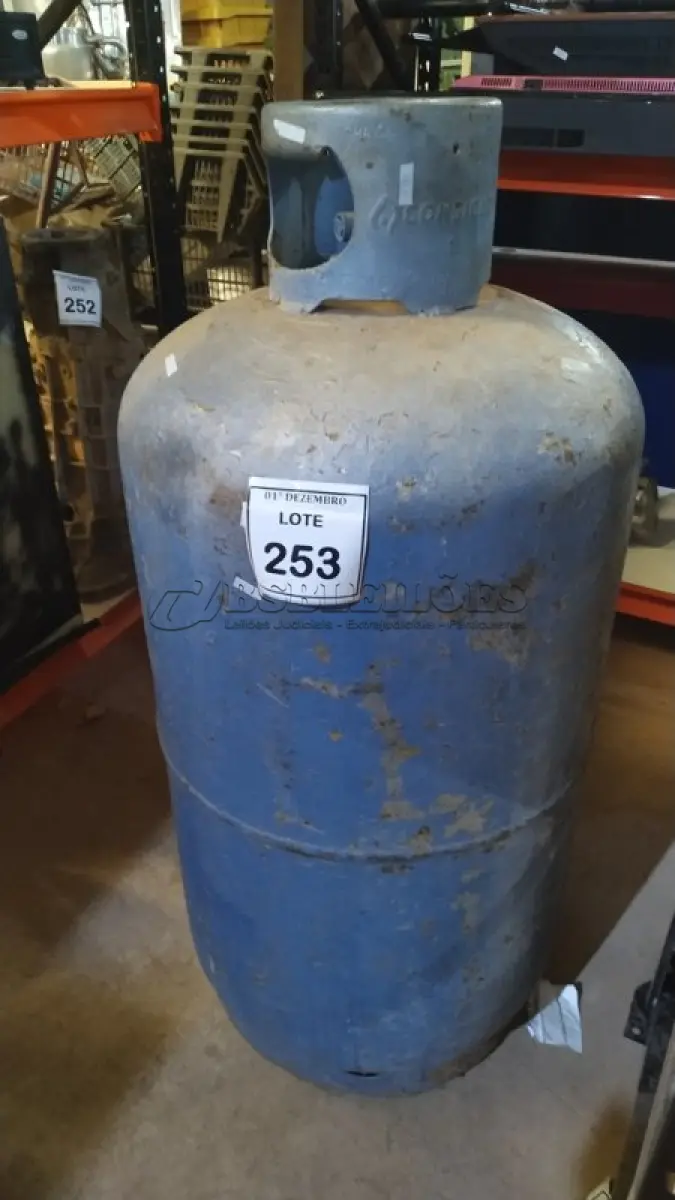 LOTE 253 - 01 BOTIJÃO DE GÁS DE GRANDE PORTE. (NO ESTADO) ATENÇÃO! FAZER A VISITAÇÃO ANTES DE ARREMATAR, NÃO SABEMOS SE FUNCIONA, LEILÃO NÃO TEM GARANTIA E NEM DEVOLUÇÃO, SUJEITO A POSSÍVEIS AVARIAS VISÍVEIS/OCULTAS E/OU AUSÊNCIA DE COMPONENTES.