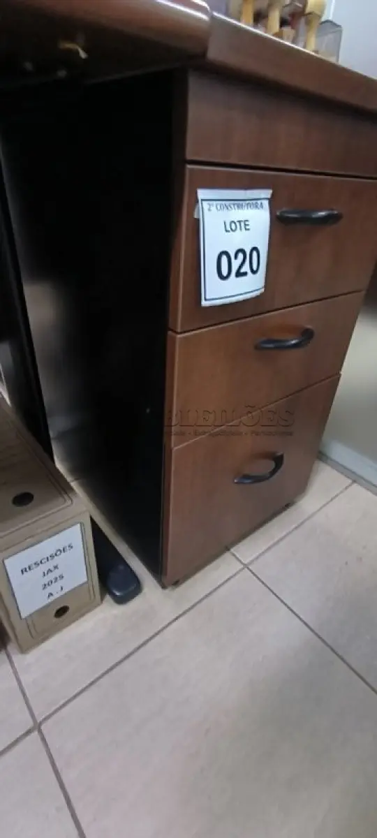 LOTE 020 - 01 GAVETEIRO EM MADEIRA COM 03 GAVETAS NA COR MARROM. (NO ESTADO) ATENÇÃO! FAZER A VISITAÇÃO ANTES DE ARREMATAR, NÃO SABEMOS SE FUNCIONA, LEILÃO NÃO TEM GARANTIA E NEM DEVOLUÇÃO, SUJEITO A POSSÍVEIS AVARIAS VISÍVEIS/OCULTAS E/OU AUSÊNCIA DE COMPONENTES.