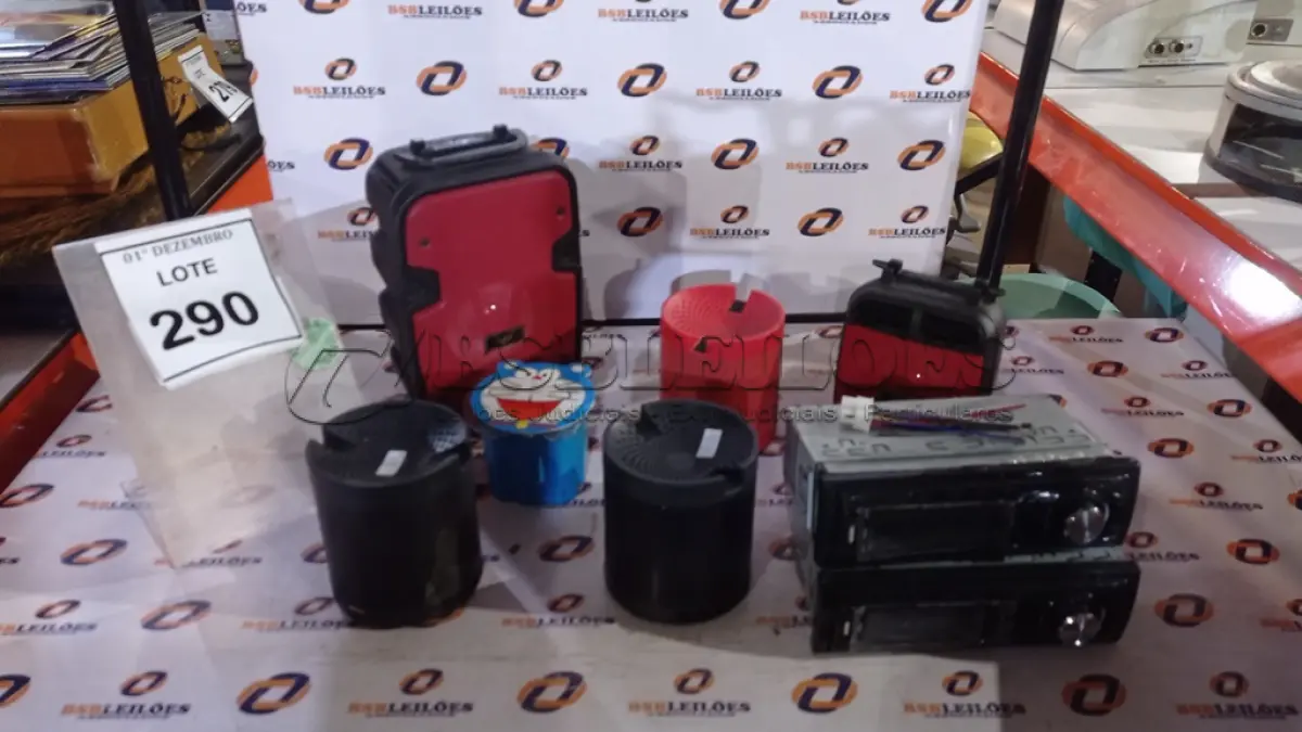 LOTE 290 - 06 CAIXINHAS DE SOM DE MARCAS E MODELOS DIVERSOS E 02 APARELHOS DE SOM AUTOMOTIVO. (NO ESTADO) ATENÇÃO! FAZER A VISITAÇÃO ANTES DE ARREMATAR, NÃO SABEMOS SE FUNCIONA, LEILÃO NÃO TEM GARANTIA E NEM DEVOLUÇÃO, SUJEITO A POSSÍVEIS AVARIAS VISÍVEIS/OCULTAS E/OU AUSÊNCIA DE COMPONENTES.