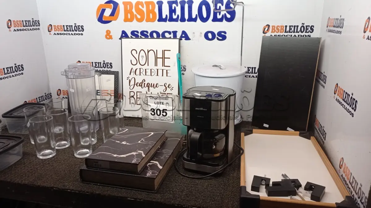 LOTE 305 - 01 CAFETEIRA, 02 VASILHAS DE PLÁSTICO, 08 COPOS DE VIDRO, 01 JARRA, 01 LIXEIRA DE BANHEIRO E UTENSÍLIOS DIVERSOS. (NO ESTADO) ATENÇÃO! FAZER A VISITAÇÃO ANTES DE ARREMATAR, NÃO SABEMOS SE FUNCIONA, LEILÃO NÃO TEM GARANTIA E NEM DEVOLUÇÃO, SUJEITO A POSSÍVEIS AVARIAS VISÍVEIS/OCULTAS E/OU AUSÊNCIA DE COMPONENTES.