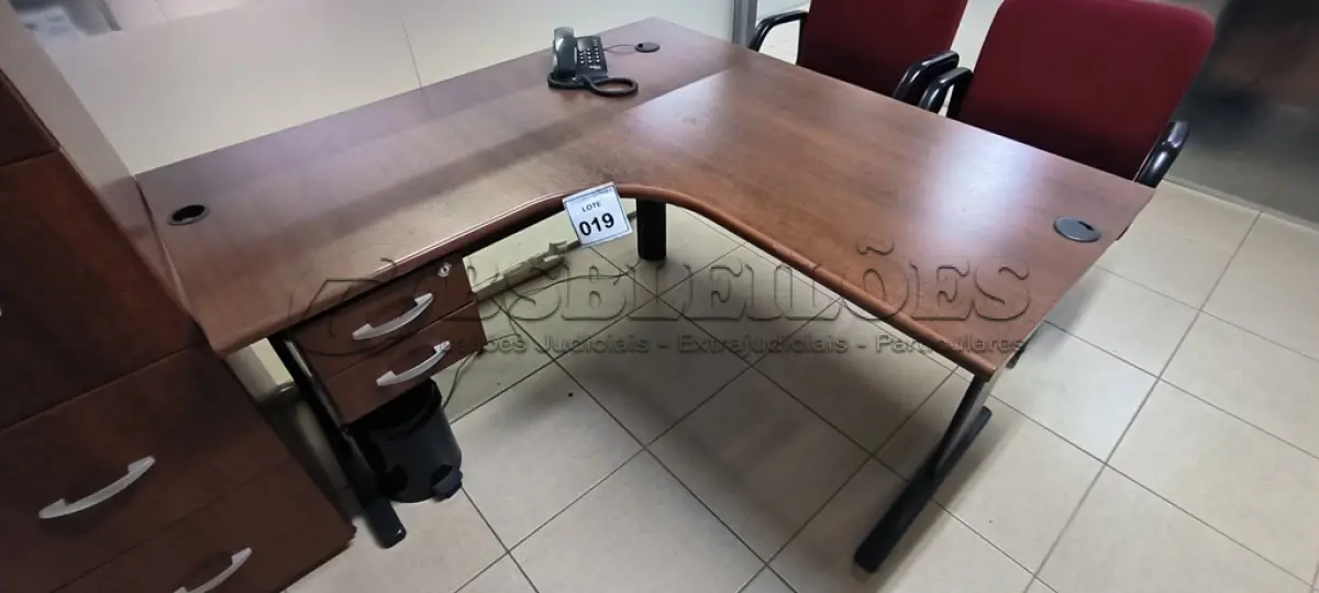 LOTE 019 - 01 MESA DE CANTO COM 02 GAVETAS NA COR MARROM. (NO ESTADO) ATENÇÃO! FAZER A VISITAÇÃO ANTES DE ARREMATAR, NÃO SABEMOS SE FUNCIONA, LEILÃO NÃO TEM GARANTIA E NEM DEVOLUÇÃO, SUJEITO A POSSÍVEIS AVARIAS VISÍVEIS/OCULTAS E/OU AUSÊNCIA DE COMPONENTES.