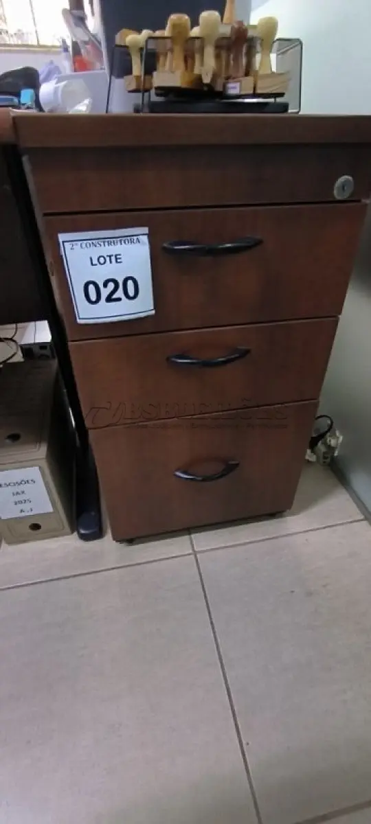 LOTE 020 - 01 GAVETEIRO EM MADEIRA COM 03 GAVETAS NA COR MARROM. (NO ESTADO) ATENÇÃO! FAZER A VISITAÇÃO ANTES DE ARREMATAR, NÃO SABEMOS SE FUNCIONA, LEILÃO NÃO TEM GARANTIA E NEM DEVOLUÇÃO, SUJEITO A POSSÍVEIS AVARIAS VISÍVEIS/OCULTAS E/OU AUSÊNCIA DE COMPONENTES.