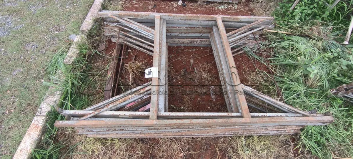 LOTE 108 - 10 MESAS DE FERRO PARA ANDAIMES. (NO ESTADO) ATENÇÃO! FAZER A VISITAÇÃO ANTES DE ARREMATAR, NÃO SABEMOS SE FUNCIONA, LEILÃO NÃO TEM GARANTIA E NEM DEVOLUÇÃO, SUJEITO A POSSÍVEIS AVARIAS VISÍVEIS/OCULTAS E/OU AUSÊNCIA DE COMPONENTES.