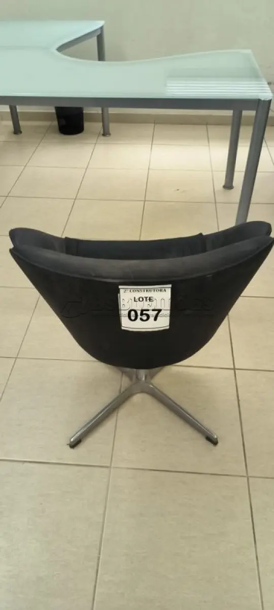 LOTE 057 - 01 POLTRONA GIRATÓRIA COM PÉS FIXOS. (NO ESTADO) ATENÇÃO! FAZER A VISITAÇÃO ANTES DE ARREMATAR, NÃO SABEMOS SE FUNCIONA, LEILÃO NÃO TEM GARANTIA E NEM DEVOLUÇÃO, SUJEITO A POSSÍVEIS AVARIAS VISÍVEIS/OCULTAS E/OU AUSÊNCIA DE COMPONENTES.