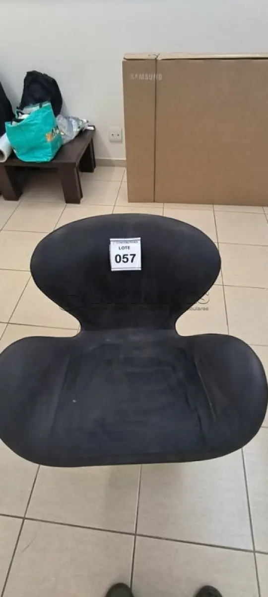 LOTE 057 - 01 POLTRONA GIRATÓRIA COM PÉS FIXOS. (NO ESTADO) ATENÇÃO! FAZER A VISITAÇÃO ANTES DE ARREMATAR, NÃO SABEMOS SE FUNCIONA, LEILÃO NÃO TEM GARANTIA E NEM DEVOLUÇÃO, SUJEITO A POSSÍVEIS AVARIAS VISÍVEIS/OCULTAS E/OU AUSÊNCIA DE COMPONENTES.