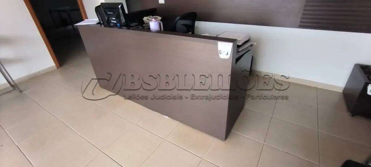 LOTE 083 - 01 BALCÃO EM L PARA RECEPÇÃO EM MADEIRA. (NO ESTADO) ATENÇÃO! FAZER A VISITAÇÃO ANTES DE ARREMATAR, NÃO SABEMOS SE FUNCIONA, LEILÃO NÃO TEM GARANTIA E NEM DEVOLUÇÃO, SUJEITO A POSSÍVEIS AVARIAS VISÍVEIS/OCULTAS E/OU AUSÊNCIA DE COMPONENTES.