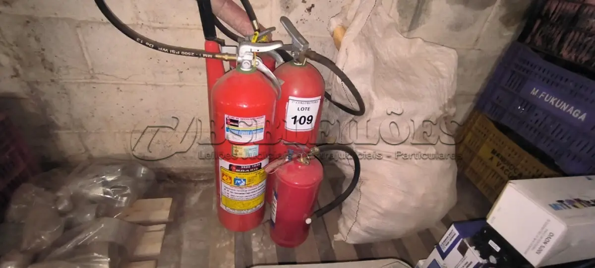 LOTE 109 - 04 EXTINTORES DE INCÊNDIO E VEDANTES /COIFA PARA TUBOS DE 25MM – 32MM. (NO ESTADO) ATENÇÃO! FAZER A VISITAÇÃO ANTES DE ARREMATAR, NÃO SABEMOS SE FUNCIONA, LEILÃO NÃO TEM GARANTIA E NEM DEVOLUÇÃO, SUJEITO A POSSÍVEIS AVARIAS VISÍVEIS/OCULTAS E/OU AUSÊNCIA DE COMPONENTES.