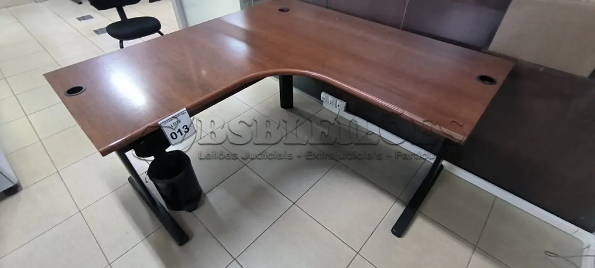 LOTE 013 - 01 MESA DE CANTO PARA ESCRITÓRIO NA COR MARROM. (NO ESTADO) ATENÇÃO! FAZER A VISITAÇÃO ANTES DE ARREMATAR, NÃO SABEMOS SE FUNCIONA, LEILÃO NÃO TEM GARANTIA E NEM DEVOLUÇÃO, SUJEITO A POSSÍVEIS AVARIAS VISÍVEIS/OCULTAS E/OU AUSÊNCIA DE COMPONENTES.
