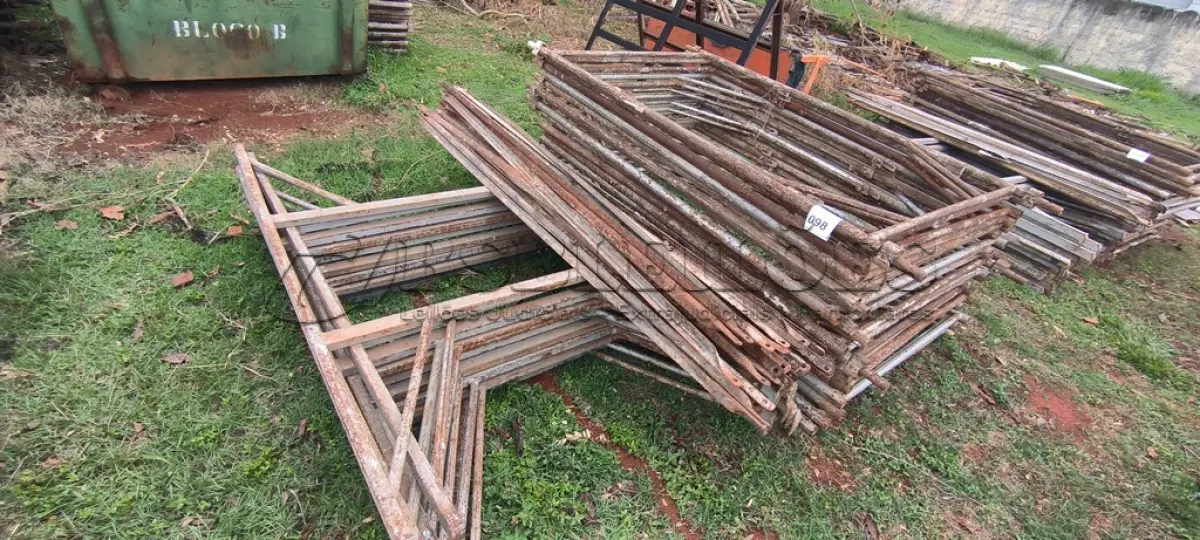 LOTE 098 - 10 ANDAIMES COM 10 MESAS DE FERRO. (NO ESTADO) ATENÇÃO! FAZER A VISITAÇÃO ANTES DE ARREMATAR, NÃO SABEMOS SE FUNCIONA, LEILÃO NÃO TEM GARANTIA E NEM DEVOLUÇÃO, SUJEITO A POSSÍVEIS AVARIAS VISÍVEIS/OCULTAS E/OU AUSÊNCIA DE COMPONENTES.
