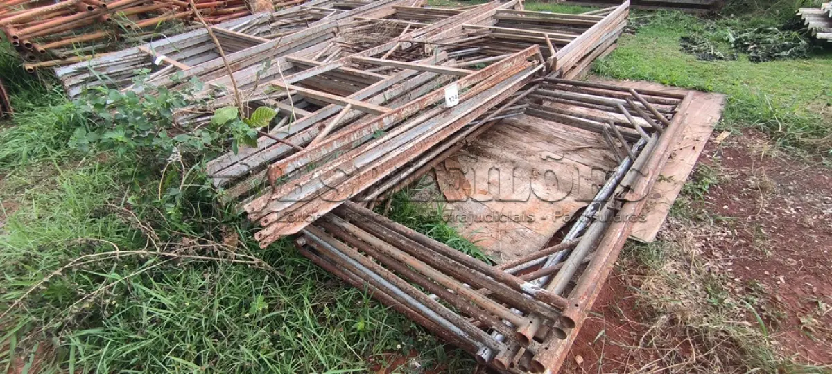 LOTE 124 - 06 ANDAIMES COM 10 MESAS DE FERRO PARA ANDAIMES. (NO ESTADO) ATENÇÃO! FAZER A VISITAÇÃO ANTES DE ARREMATAR, NÃO SABEMOS SE FUNCIONA, LEILÃO NÃO TEM GARANTIA E NEM DEVOLUÇÃO, SUJEITO A POSSÍVEIS AVARIAS VISÍVEIS/OCULTAS E/OU AUSÊNCIA DE COMPONENTES.