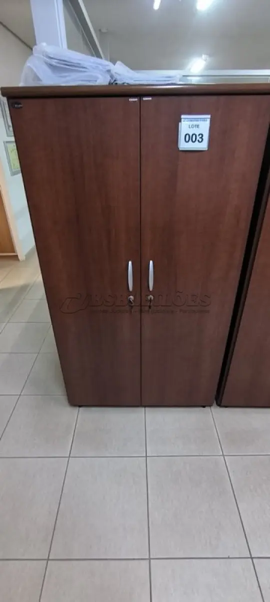 LOTE 003 - 01 ARMÁRIO EM MADEIRA COM 02 PORTAS E 06 PRATELEIRAS. (NO ESTADO) ATENÇÃO! FAZER A VISITAÇÃO ANTES DE ARREMATAR, NÃO SABEMOS SE FUNCIONA, LEILÃO NÃO TEM GARANTIA E NEM DEVOLUÇÃO, SUJEITO A POSSÍVEIS AVARIAS VISÍVEIS/OCULTAS E/OU AUSÊNCIA DE COMPONENTES.