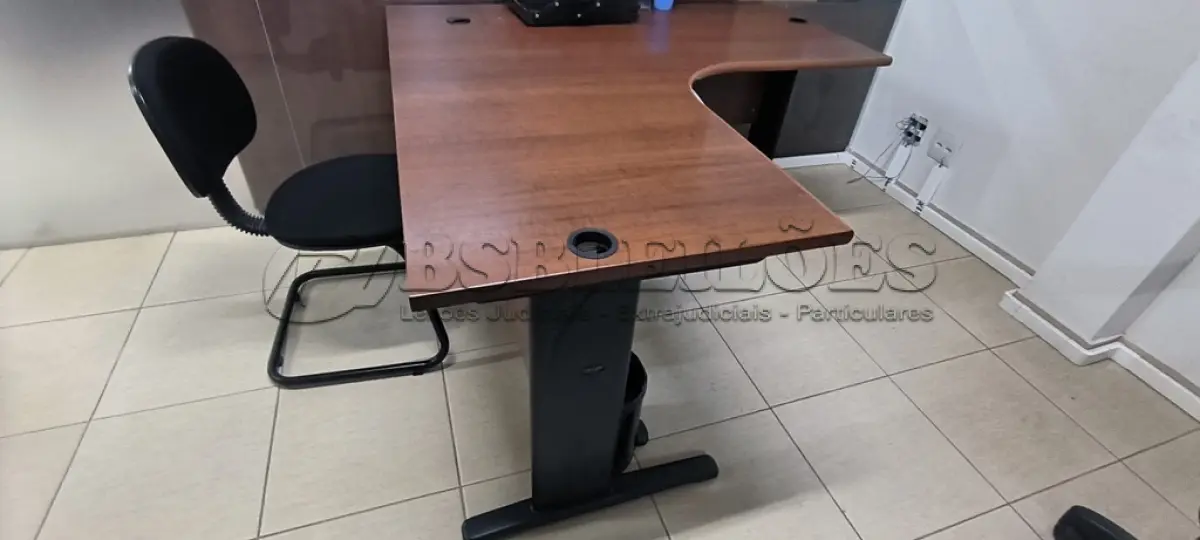LOTE 046 - 01 MESA DE CANTO EM MADEIRA NA COR MARROM. (NO ESTADO) ATENÇÃO! FAZER A VISITAÇÃO ANTES DE ARREMATAR, NÃO SABEMOS SE FUNCIONA, LEILÃO NÃO TEM GARANTIA E NEM DEVOLUÇÃO, SUJEITO A POSSÍVEIS AVARIAS VISÍVEIS/OCULTAS E/OU AUSÊNCIA DE COMPONENTES.